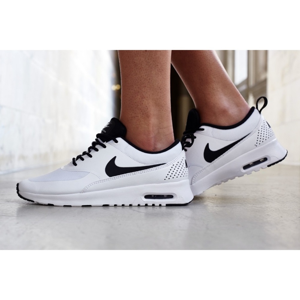 Nike Thea Sneakers